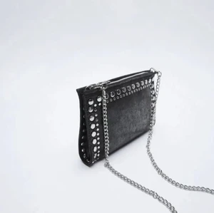 Zara väska - Säljer denna zara väska som jag köpt på plick! Kedjan till är lite rostig men inget man tänker på och dragkedjan är lite trasig men funkar fortfarande! Ge pris förslag❤️❤️