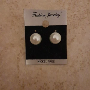 Örhängen  - Ett par jätte dina vita runda örhängen, aldrig använda