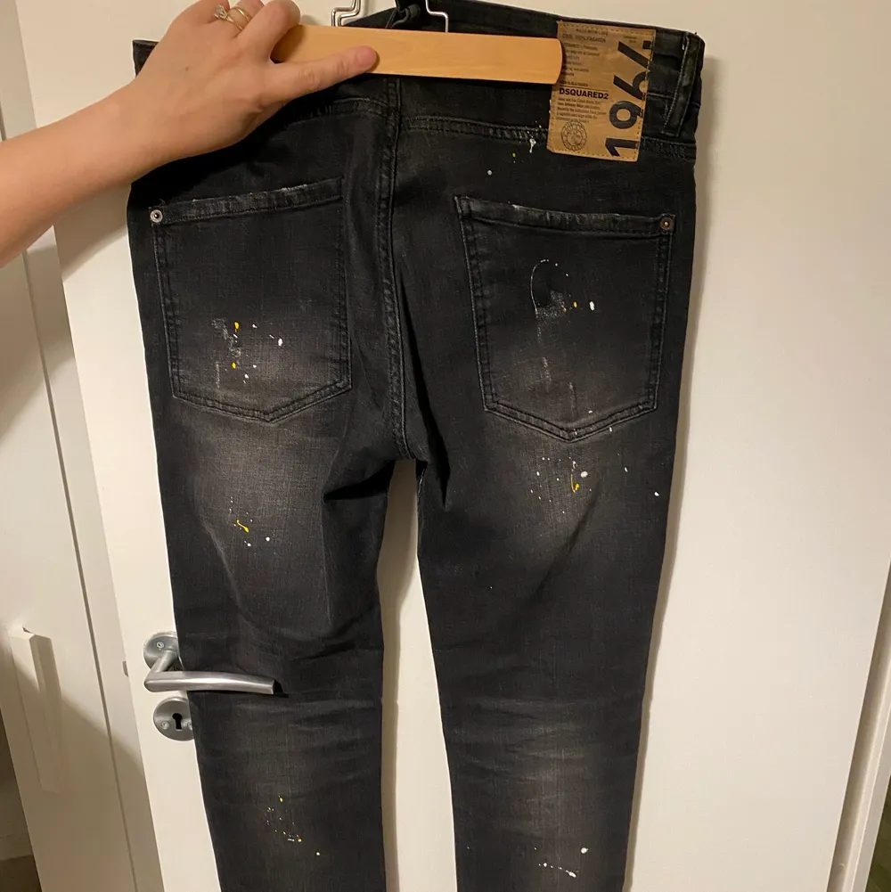 Säljer svarta Dsquared2 jeans strl 48, i ny skick, aldrig använda typ.. Jeans & Byxor.