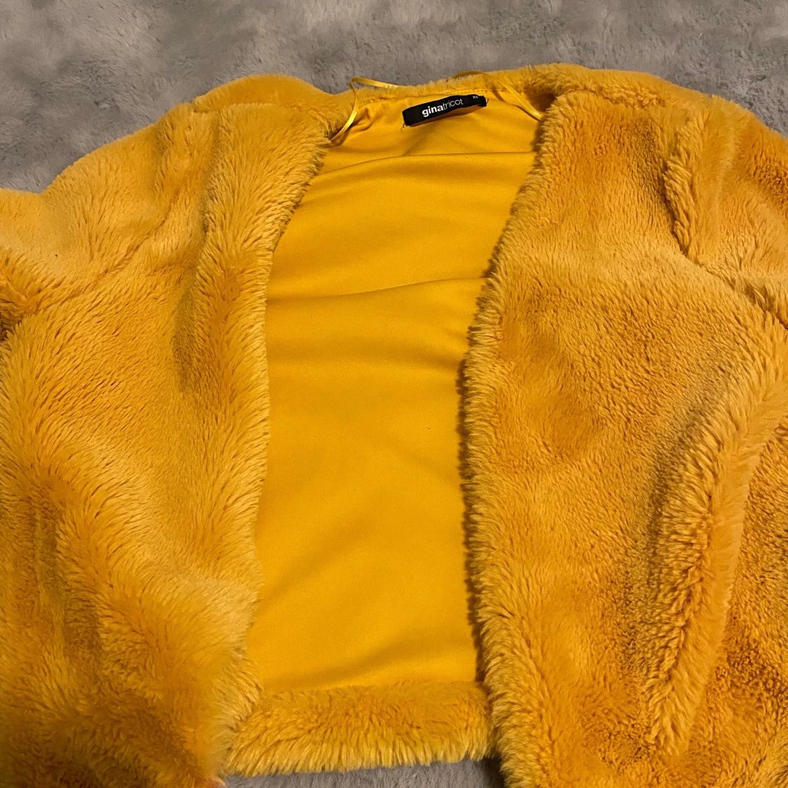 Gul pälsjacka 