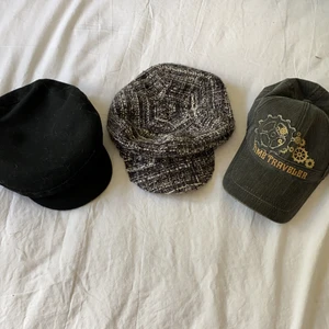 Keps och newsboy cap’s!  - Hej! Säljer dessa, antingen inviduellt eller tillsammans. Det är två stycken newsboy cap’s som jag köpt second hand men inte kommit till användning. Sen är det en keps som har samma historia.. hör av dig om du har mer frågor:))