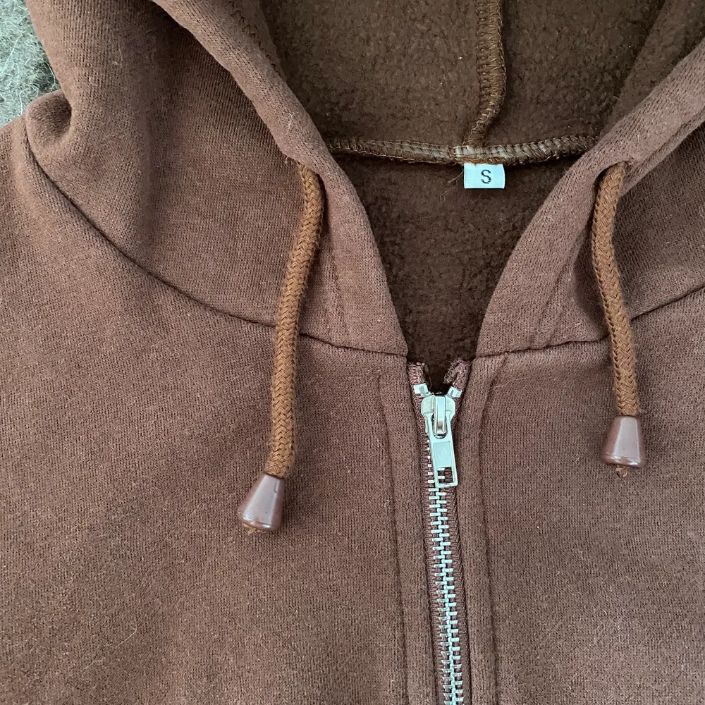 Brun croppad mysig hoodie!💖 Skick: bra / använt. ”Kontakta” om du undrar något. ”Köp nu” om du är redo att köpa. Hoodies.