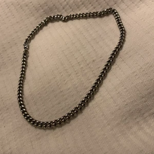Silverhalsband - Superfint halsband i 10/10 skick men som tyvärr inte kommer till användning, hör av dig om du har några frågor eller om du är intresserad!🤩