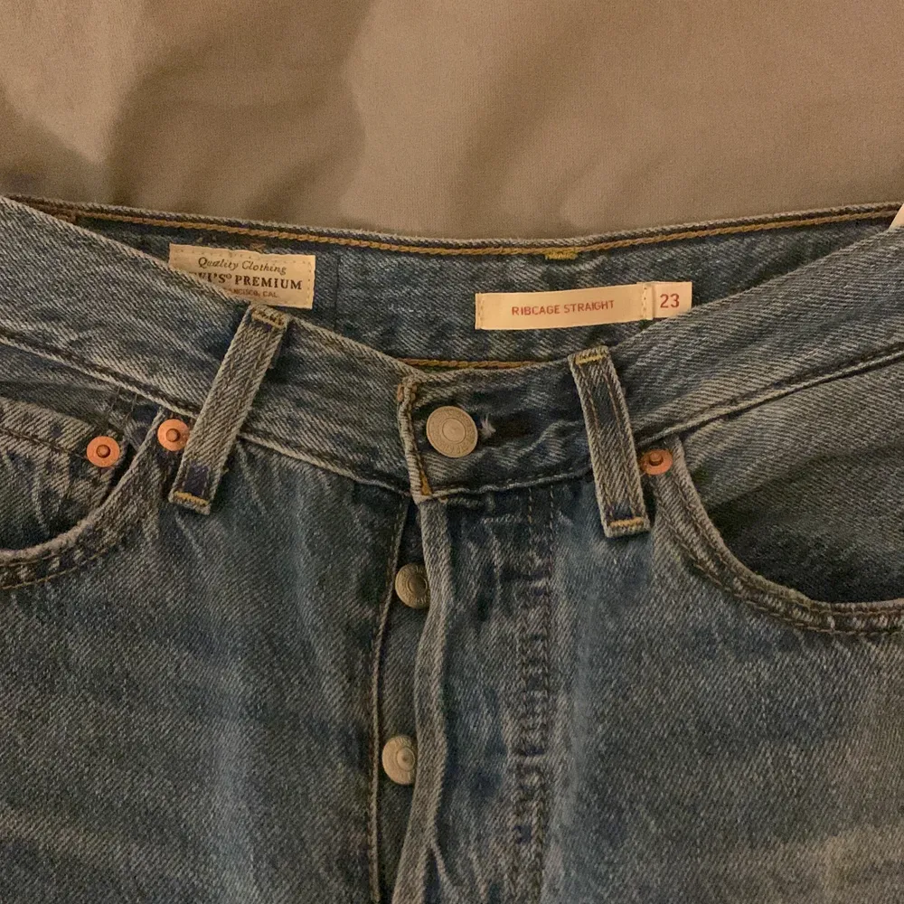 Straight leg levis jeans, super snygga men säljer då dom är lite för korta . Jeans & Byxor.