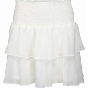 Säljer denna fina kjol från Chelsea💕 Köpte för 500 kr förra året! Bra skick (säljer samma i svart) Jag har oftast S 