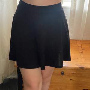 En superfin svart kjol i storlek S!:) Säljer då de inte används längre och är använd fåtal gånger!💓