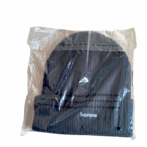 Supreme Wide Rib Beanie Navy - Bud från:250kr  Cond: Ds (10/10)  Size: One size   Säljaren står för frakt 📦   Köp direkt: 350kr