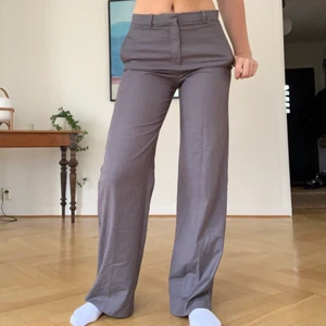 Grå kostymbyxor  - Midwaist grå kostymbyxor från Mango inköpta för ett år sedan. Sparsamt använda och i perfekt skick. Jag är 169 cm och en strl 36 för referens! 💕