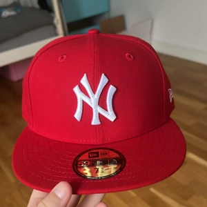 New Era - NY Yankees 59Fifty Essential Red (60 cm)  - Helt ny aldrig använt , för stor för mig den kostade 400kr när jag köpte den  Det är storlek 60cm  