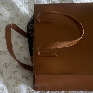 Väska - Brun väska. Rymmer dator, böcker, block osv. Med avtagbart band. Gott skick. 
