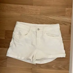 Ett par vita shorts från H&M  Storlek: 36 