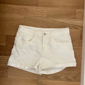 Vita shorts  - Ett par vita shorts från H&M  Storlek: 36 