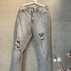 Slitna jeans H&M storlek 42 - Slitna grå jeans i ankellängd från H&M i storlek 42. Väldigt små i storlek, passar en 36/38. 