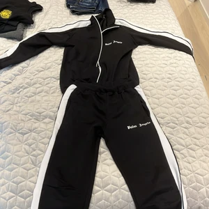 Palm Angels dress - Fet svart och vit Palm angels dress, sparsamt använd och passsar perfekt till folk som är runt 170cm