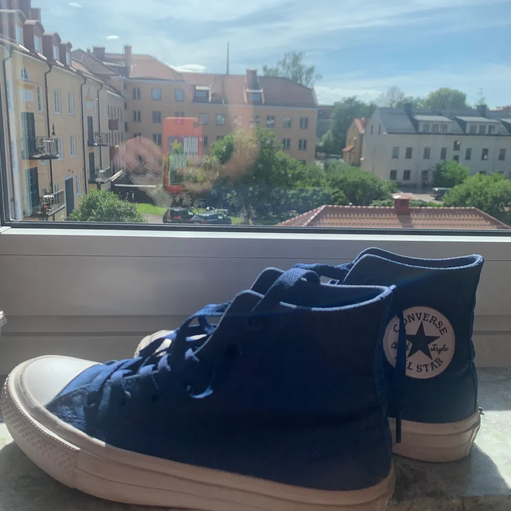 assnygga koboltblå converse, säljer pga att dem är för små för mig:( gott skick, sparsamt använda. Skor.