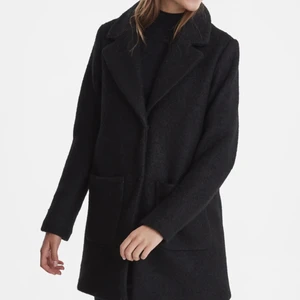 Ichi kappa - Säljer min svarta kapp från Ichi. Den passar mer åt höst och tidig vinter då den är lite varmare. Nypris: 1200 kr