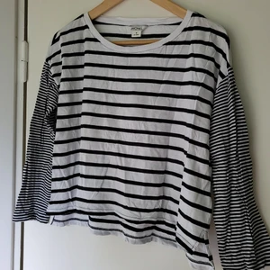 Randig tröja Monki Stl.M - Cropped långärmad tunnare topp MONKI svart/vit Randig. Snygg, Tunn skön kvalitet bomull. Stl. M men passar även 36/38 och S. Använd, välskött! 