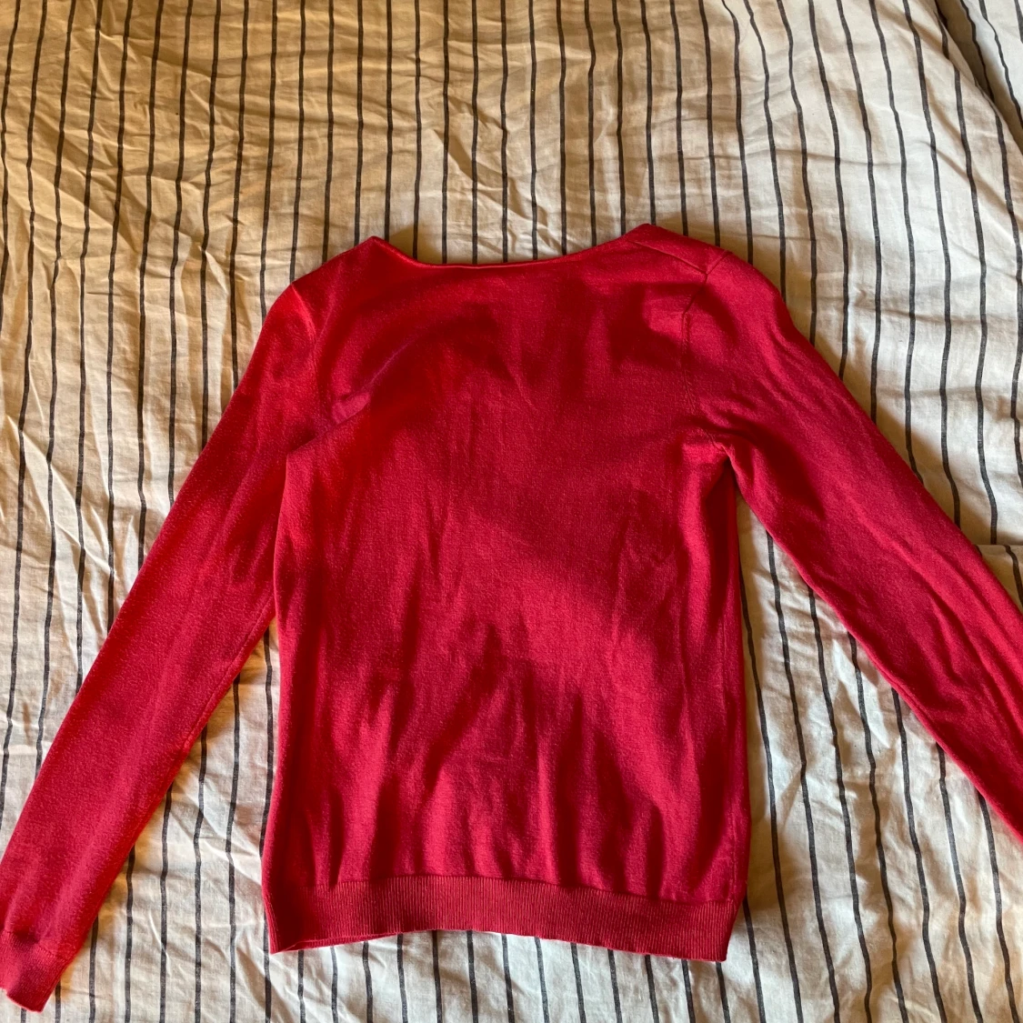 GUESS STICKAD TRÖJA - 90