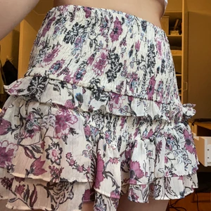 Blommig volangkjol - Säljer den populära volangkjolen från Zara från förra året. Aldrig använd