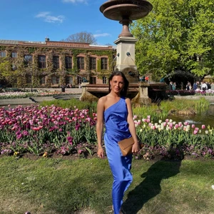 Balklänning  - Säljer denna supersnygga balklänningen som jag hade på vår avslutning!! Den kommer aldrig till användning längre men kanske gör det för någon annan!!