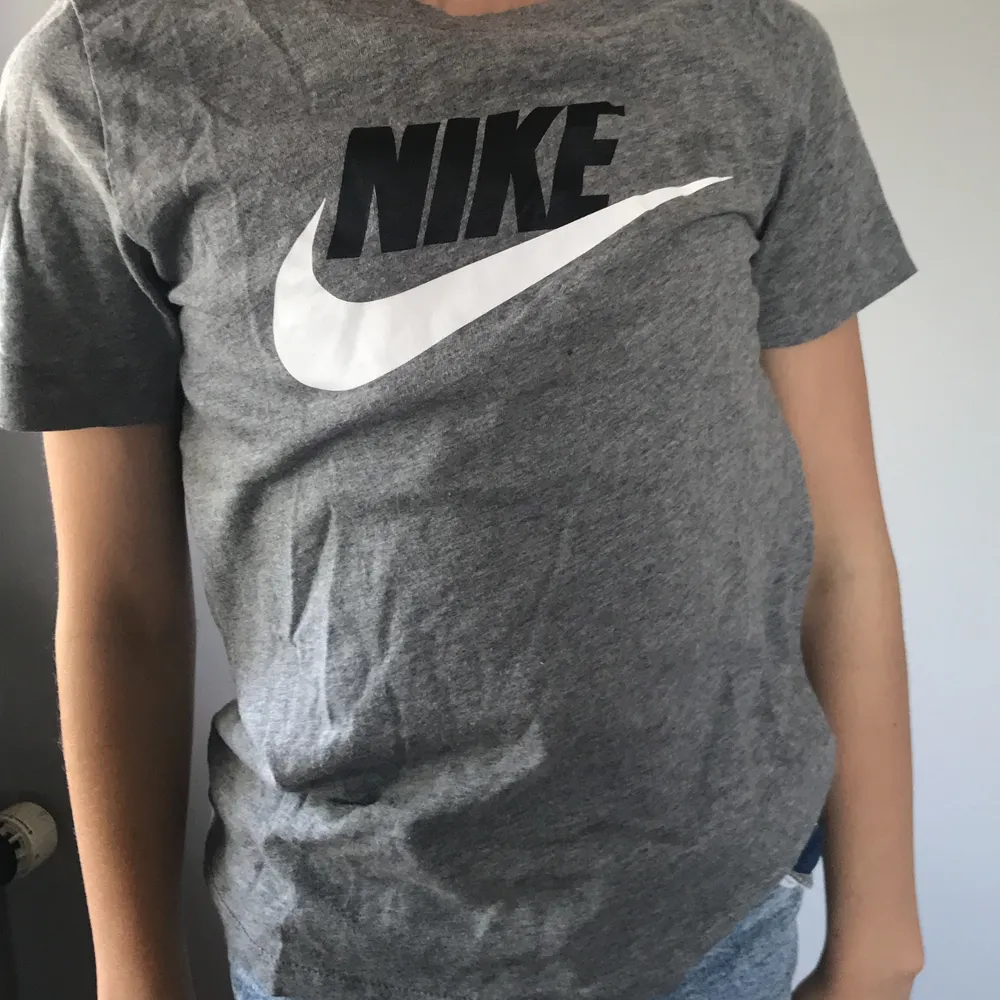 Jag säljer en Nike t-shirt för min son har vuxit ifrån dom! Bra sick!. T-shirts.