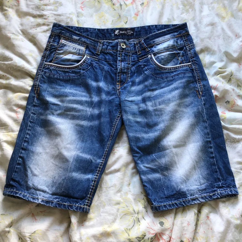 Blåa jeans-shorts från märket Smog, riktigt cool färg och tvätt med snygga detaljer på fickor. Kan mötas upp på Södermalm, annars betalar köparen för frakten.. Shorts.