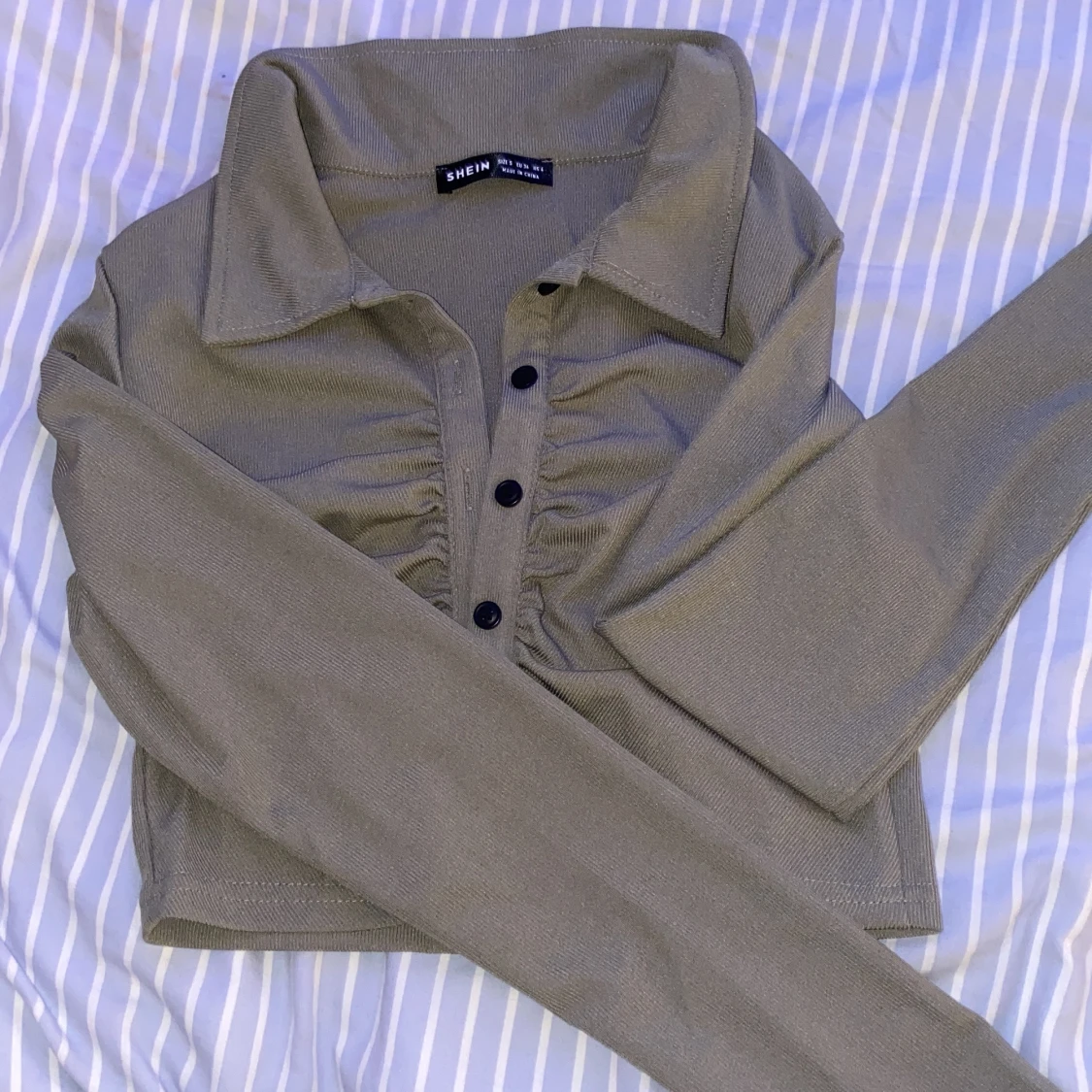 Grön tröja med knappar