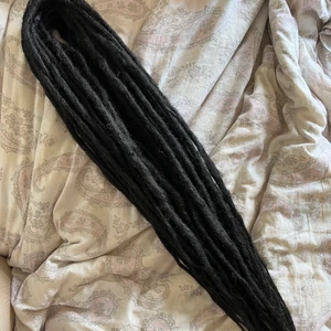 32st DE Dreads  - 32st syntetiska DE dreads ca77cm långa 800kr 66kr frakt  Katt finns i hemmet 