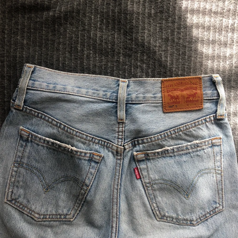 Ljusblå levis jeans i modell 501. W23 L30. Raka ben och hög midja. Bra skick. Säljer eftersom de är för små för mig, har därför ingen bild på.💓. Jeans & Byxor.