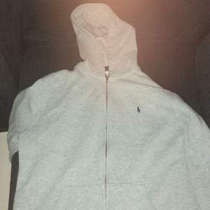 Säljer en grå ralph lauren hoodie jag bytte med en vän som inte passar mig, storlek står XL men den är verkligen inte det mer som en S-M.
