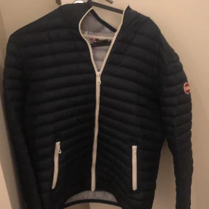 Collage jacka  - Colmar jacka i storlek 166 cm mycket bra skick. My jet använd men bra skick. Nypris 2000-2400