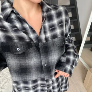 Overshirt Eytys - Säljer denna supersnygga helt nya overshirt från Eytys då den inte kommer till användning. Stl S men är väldigt oversized. Köpt för 2800, säljer för 1200💕 Perfekt nu till hösten!!