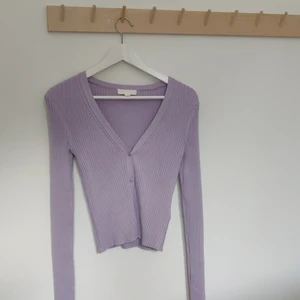 Lila kofta - Supersöt ribbad lila kofta, som ny. 💜