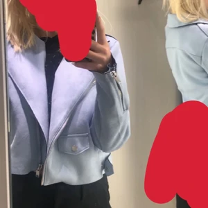 Blå jacka  - Kort ljus blå jacka från only. Köparen står för frakten