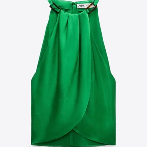 Grön halterneck satin topp - Säljer en sjukt snygg topp från Zara. Den är i storlek M men skulle säga att den sitter mer som en S då den är på gränsen till för liten för mig och det är även därför jag säljer den🥰 använd endast 1 gång! Pris: 180kr❤️