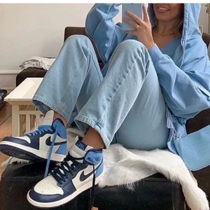 Obsidian jordens - Tänkte sälja mina jordans (obsidians) som är använda ett fåtal gånger. Köpte dom för ungefär ett år sedan med ett nypris på 4999kr. Har tyvärr inte kvittot kvar med äktabeviset men kan försöka lösa det om det behövs. Skorna är i en storlek 40 men passar mig som har både 38,5 och 39.                                                           Kontakta gärna mig om ni har fler frågor eller vill ha fler bilder💕