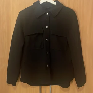 Jacka  - En jacka i fleas tyg typ från Gina tricot i stl xxs, säljer föe 200, köpte ny för 500