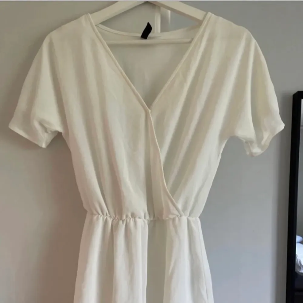 fin vit jumpsuit från H&M, för liten för mig, helt oanvänd och de finns prislapp kvar. nypris 249kr och säljes nu för 100kr 💕 köparen står för frakten. perfekt för student!. Klänningar.