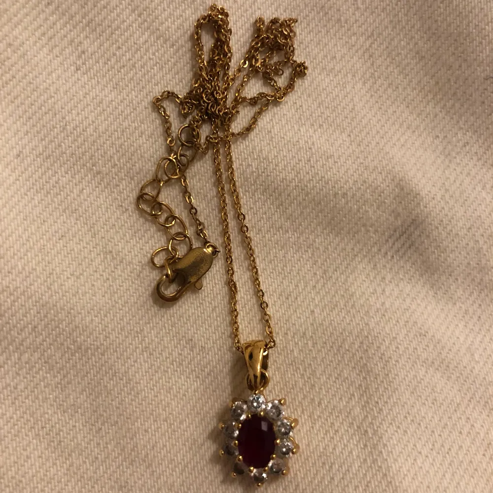 Säljer detta guld halsband med en vinröd diamant i, rätt så säker på att de inte är äkta . Accessoarer.