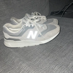 New Balance skor🫶🏻 - Säljer mina skitsnygga och utsålda New balance skor🫶🏻 Dem är använda typ 4 ggr så dem är i ett jätte bra skick, säljer dem pågrund av att jag inte använder dem! Dem är i strl 38,5❤️Jag köpte dem på arket❤️ Köparen står för frakt❤️ Priset kan alltid diskuteras