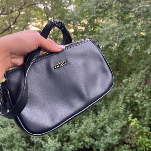 Guess axelremsväska - Guess väska i nyskick, aldrig använd! 