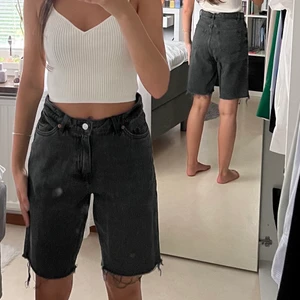 Shorts - Ett par längre shorts med trådar längst ner. Aldrig använda utan bara testade. Dom är förstora på mig därför vill jag sälja dom. Köparen står för frakten.