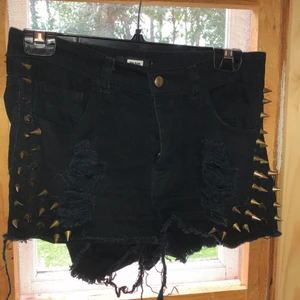 Bikbok shorts strl S - Brukade vara mina favorit shorts men har tyvärr vuxit ur dom. Dom ska vara ”trashy” så därför ser den sliten ut. 