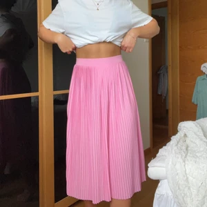 Rosa kjol - Superfin plisserad kjol!! Jag är 160 cm lång för längdreferens. 