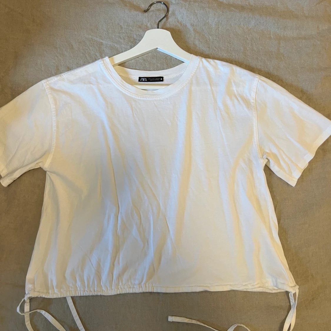 Halvkort T-shirt med snörning i midjan 