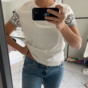 Kenzo tshirt - Säljer min kenzo tshirt som är i storlek M, men ganska liten i storleken. 💕💕 I använt skick, därav priset 