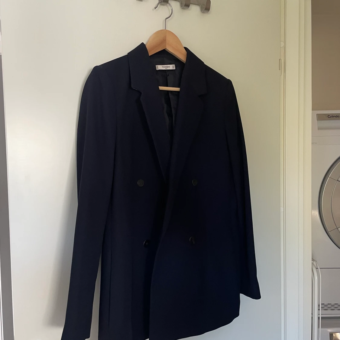 Marinblå kavaj från Mango