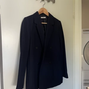 Marinblå kavaj från Mango - Kavaj i fint skick! Från mango strl. 40 marinblå