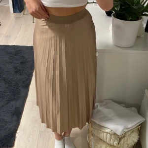 Långkjol - Superfin långkjol köpt på vero moda. Stretchig i midjan och luftig så passar xs-s (eventuellt m)💕 Nästintill oanvänd