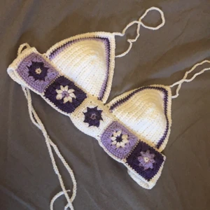 Virkad topp - En väldigt somrig virkad topp i fina färger💜🤍 Toppen knyts i både ryggen och nacken vilket gör att den passar flera storlekar. Kom privat för fler bilder 💓💓